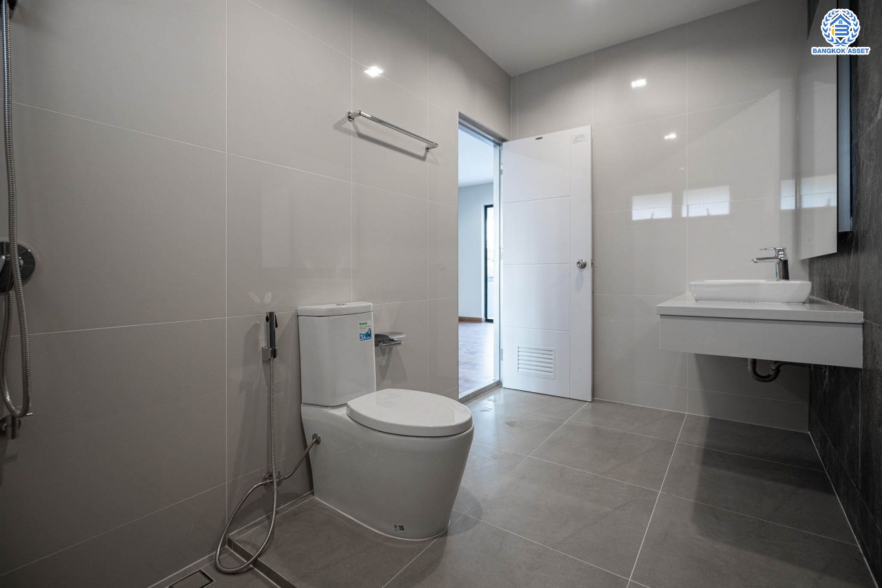 คฤหาสน์มือสองตกแต่งใหม่ โครงการ บ้านภาณุ ปิ่นเกล้า-บรมราชชนนี เนื้อที่ 142.7 ตร.ว. ฟังก์ชันจัดเต็ม 5 ห้องนอน 6 ห้องน้ำ 1 ห้องแม่บ้าน จอดรถได้ 4 คัน บนพื้นที่ใช้สอยเกือบ 451.5 ตร.ม. พร้อมพื้นที่สีเขียวสนามหญ้ากว้างขวาง ตอบโจทย์ครอบครัวใหญ่ บนทำเลศักยภาพ เชื่อมต่อทั้งถนนกาญจนาภิเษก และทางคู่ขนานลอยฟ้าบรมราชชนนี ใกล้ ม.มหิดล, สถานีขนส่งสายใต้ใหม่ และเซ็นทรัลปิ่นเกล้า